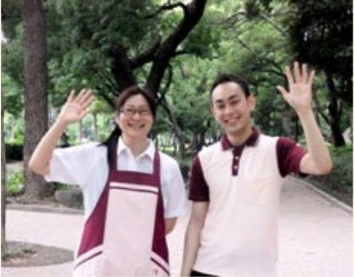 スタッフが手を振る様子