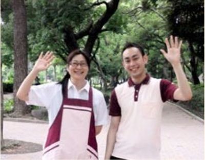 スタッフが手を振る様子