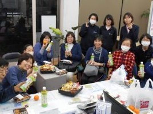 談笑する利用者が集う食堂  