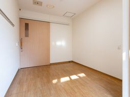 明るく広々とした居室