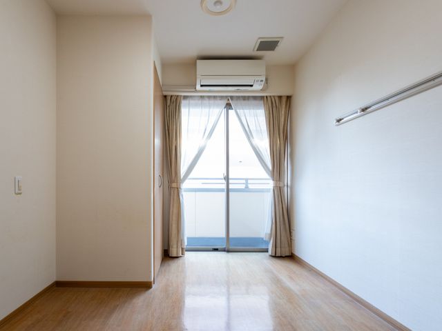 明るい居室 居室 自然光がたっぷり差し込む、明るく過ごしやすい空間です。窓辺の照明は昼間の活動をサポートします。