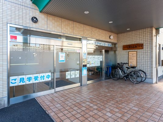 自転車置き場のある入口