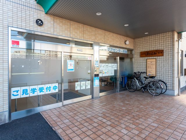 自転車置き場のある入口 エントランス 広々とした入口はバリアフリー設計で、自転車置き場も設置されています。