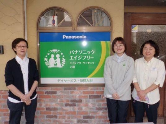 看板前のスタッフ  