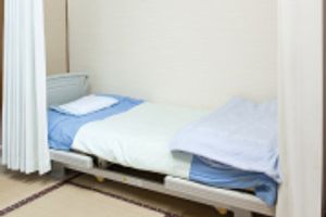 シンプルな寝具が整った和室