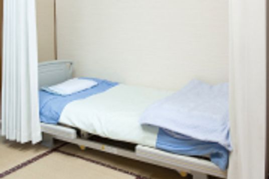 シンプルな寝具が整った和室
