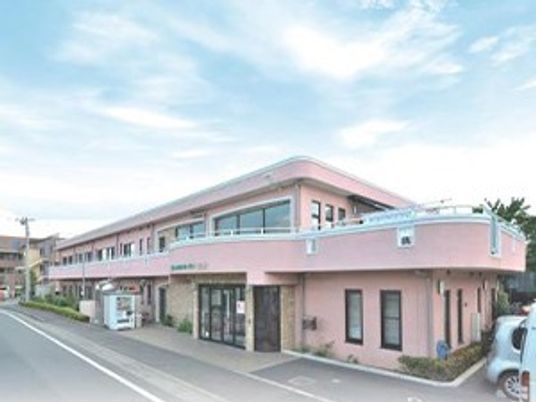 ピンク色の建物外観  