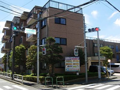落ち着いた住宅街の建物外観