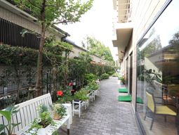 緑豊かな施設の中庭
