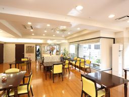 明るい施設のダイニングルーム