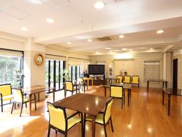 明るい共有ダイニングスペース