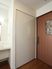 居室には白い扉のクローゼットが完備されている。クローゼットの横には、居室入口の引き戸と洗面台がある。