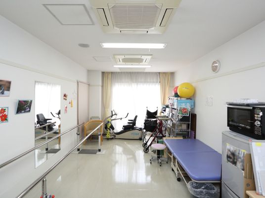 気軽に運動を行える機能訓練室には、平行棒やエクササイズ機器が設置されている。壁には鏡がつけられている。