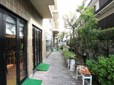 緑豊かな施設の中庭