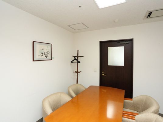 会議用テーブルと椅子の居室
