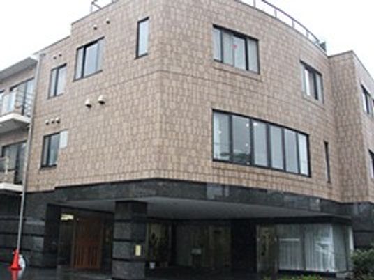 2階建ての建物外観  
