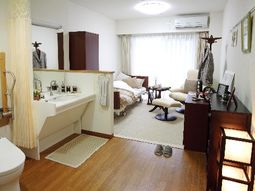 明るい居室の風景