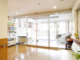 エントランスの明るい空間