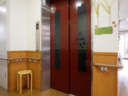 廊下にあるエレベーター