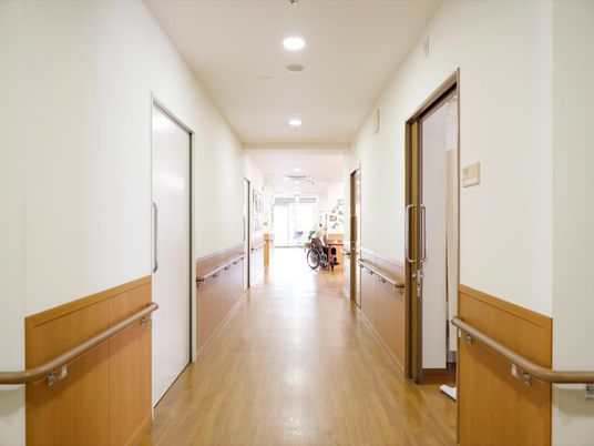 明るい廊下と利用者