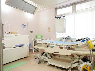 清潔な洗面と浴室設備