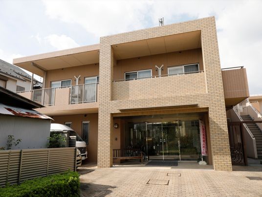 モダンな建物のエントランス