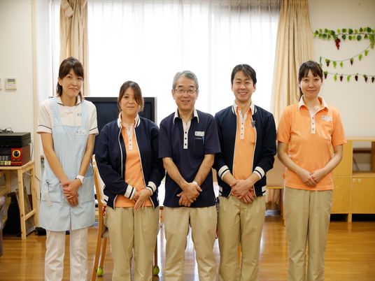 笑顔のスタッフ集合写真