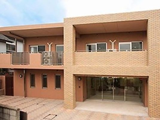 明るい外観の建物  