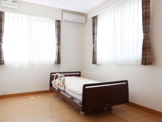 快適な居室の一角 居室 シンプルで清潔感のある居室です。窓からの自然光が心地よい空間を演出しています。