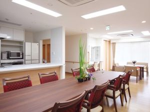 広々とした明るい食堂