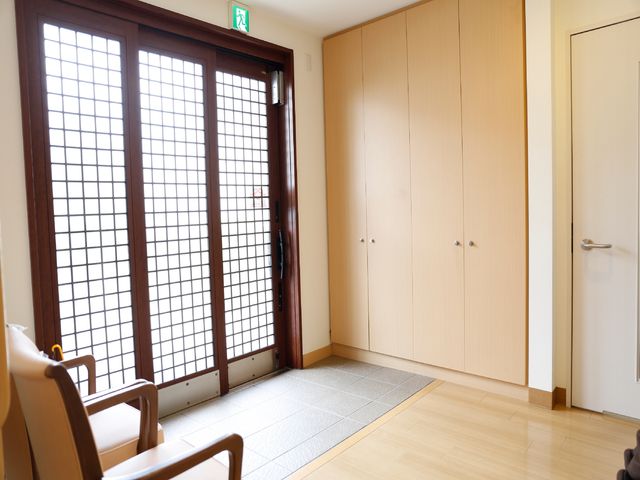 和室風の出入口 整理整頓されたエントランス 伝統的な雰囲気を感じさせる入り口です。来訪者を温かく迎える、落ち着いたデザインになっております。