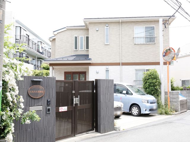 清潔感のある外観 施設の入口 心地よい印象を与えるエントランスには、訪れる人々を歓迎する看板が設置されています。