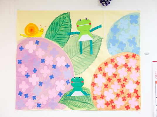 色鉛筆や色紙を使用して作製した可愛らしいアジサイとカエルの画像。みんなで楽しく作っている様子が見えるようだ。