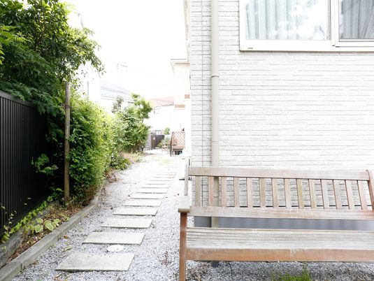 静かな庭の木製ベンチ