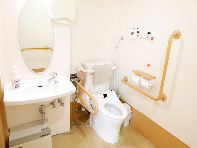 バリアフリートイレ設備 トイレ 手すり付きトイレで安心してご利用いただけます。清潔感があり、緊急呼び出し装置も備えております。