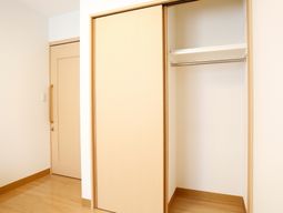 シンプルな洋室のクローゼット