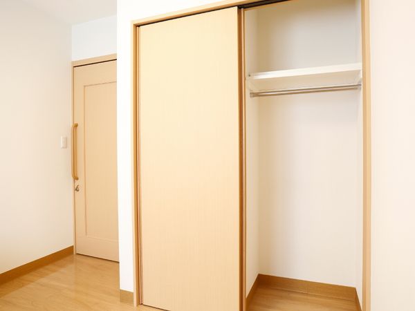 シンプルな洋室のクローゼット