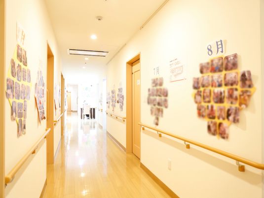 暖かみのある廊下の様子