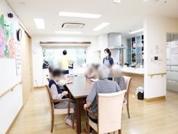 明るい食堂の様子