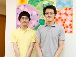 スタッフ二人の笑顔