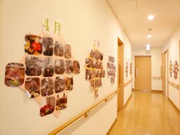 廊下に飾られたイベント写真