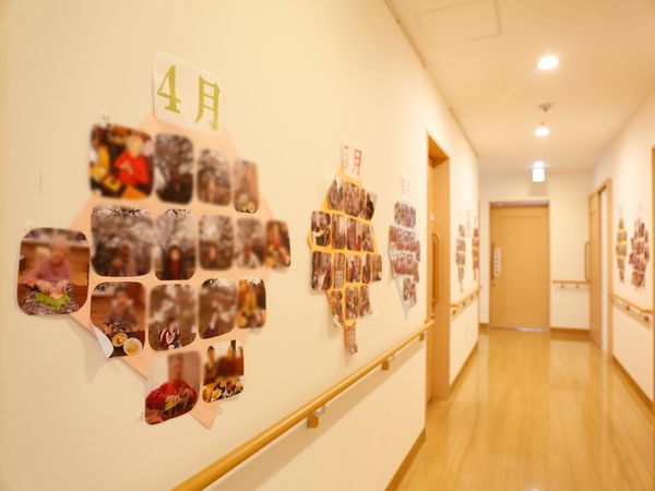 廊下に飾られたイベント写真