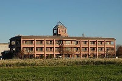 広々とした施設の外観