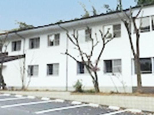 白い建物の外観  