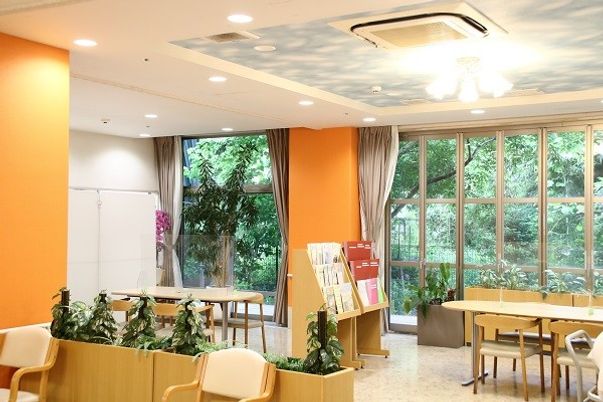 開放感のあるラウンジ