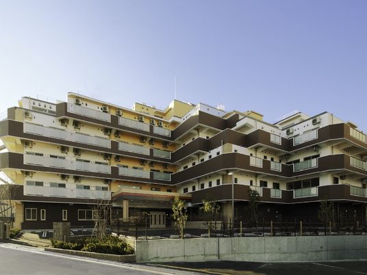 多層階の建物外観  