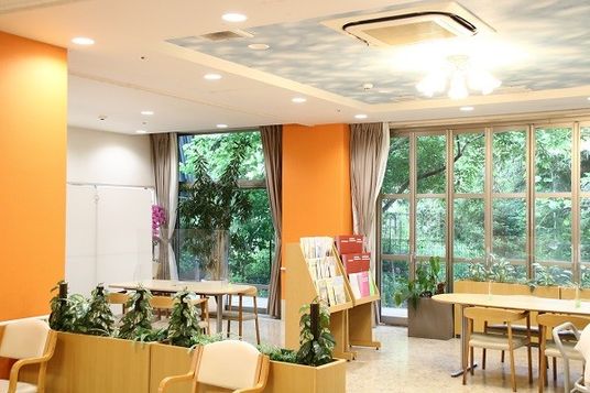 緑に囲まれたラウンジ  