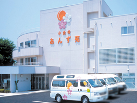 白い外装の建物外観