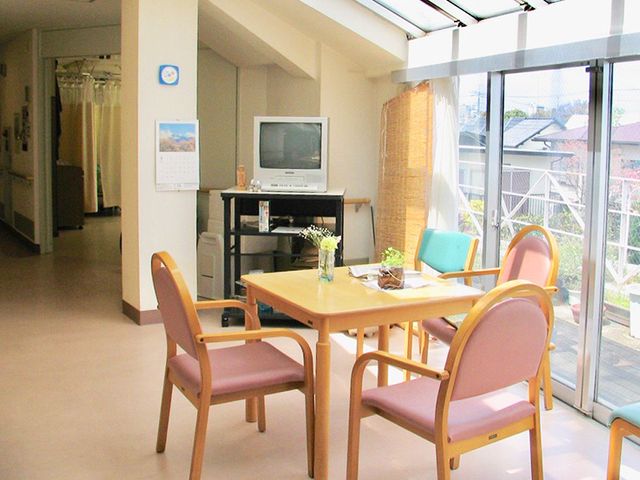 明るい空間のリビング リビング 自然光が降り注ぐ明るく広々とした場所です。居心地の良い時間が過ごせるでしょう。