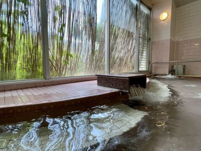 窓際の湯浴場